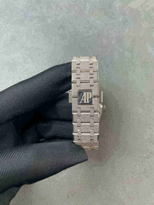 Audemars Piguet Oak Frosted Gold Quartz Black dial, 33mm, 18k White gold, 67653BC.GG.1263BC.02