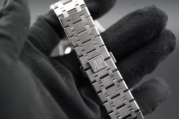 Audemars Piguet Oak Chronograph Ref. # 26320ST.OO.1220ST.02 Silver-toned Dial 41mm Stainless Steel Watch